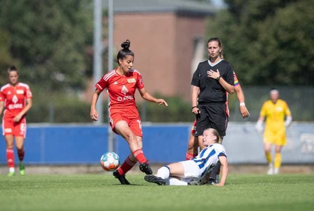 Fussball, Frauen, Saison 2023 2024, Regionalliga Nordost (1. Spieltag), Hertha BSC - 1. FC Union Berlin, v. l. Sarah Abu Sabbah (1. Frauen, 1. FC Union Berlin), Lilli Genthe (1. Frauen, Hertha BSC), 20.08. 2023, Copyright: xSebastianxRäppold MatthiasxKochx