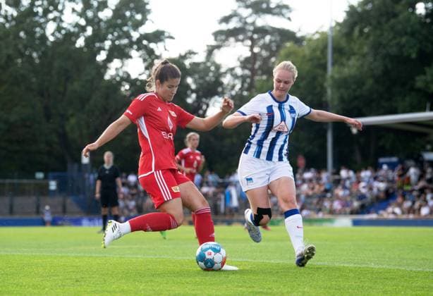 Fussball, Frauen, Saison 2023 2024, Regionalliga Nordost (1. Spieltag), Hertha BSC - 1. FC Union Berlin, v. l. Anouk Blaschka (1. Frauen, 1. FC Union Berlin), Lena Melina Schulze (1. Frauen, Hertha BSC), 20.08. 2023, Copyright: xSebastianxRäppold MatthiasxKochx