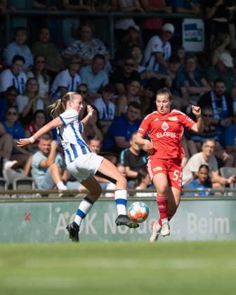 Fussball, Frauen, Saison 2023 2024, Regionalliga Nordost (1. Spieltag), Hertha BSC - 1. FC Union Berlin, v. l. Svenja Poock (1. Frauen, Hertha BSC), Katja Orschmann (1. Frauen, 1. FC Union Berlin), 20.08. 2023, Copyright: xSebastianxRäppold MatthiasxKochx