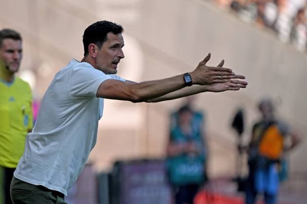 20.08.2023, xjhx, Fussball 1.Bundesliga, Eintracht Frankfurt - SV Darmstadt 98 emspor, v.l. Trainer Dino Toppmöller Toppmoeller (Eintracht Frankfurt) gestikuliert gibt Anweisungen mit den Armen gestikulieren gives instructions, gesticulate. (DFL DFB REGULATIONS PROHIBIT ANY USE OF PHOTOGRAPHS as IMAGE SEQUENCES and or QUASI-VIDEO) Frankfurt am Main *** 20 08 2023, xjhx, football 1 Bundesliga, Eintracht Frankfurt SV Darmstadt 98 emspor, v l coach Dino Toppmöller Toppmoeller Eintracht Frankfurt gestures gives instructions with his arms gesticulate gives instructions, gesticulate DFL DFB REGULATES PROHIBIT ANY USE OF PHOTOGRAPHS as IMAGE SEQUENCES and or QUASI VIDEO Frankfurt am Main