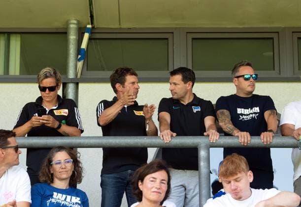Fussball, Frauen, Saison 2023 2024, Regionalliga Nordost (1. Spieltag), Hertha BSC - 1. FC Union Berlin, v. l. Leiterin Frauen- und Mädchenfußball Jennifer Zietz (1. FC Union Berlin), Geschäftsführer Nachwuchs- und Amateurfußball Lutz Munack (1. FC Union Berlin), Sportdirektor Benjamin Weber (Hertha BSC), Präsident Kay Bernstein (Hertha BSC) auf der Tribüne, 20.08. 2023, Copyright: xSebastianxRäppold MatthiasxKochx