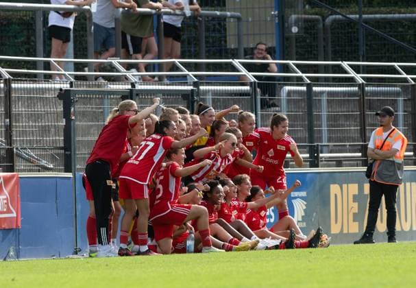 Fussball, Frauen, Saison 2023 2024, Regionalliga Nordost (1. Spieltag), Hertha BSC - 1. FC Union Berlin, Siegerfoto Union nach Abpfiff, 20.08. 2023, Copyright: xSebastianxRäppold MatthiasxKochx