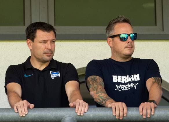Fussball, Frauen, Saison 2023 2024, Regionalliga Nordost (1. Spieltag), Hertha BSC - 1. FC Union Berlin, v. l. Sportdirektor Benjamin Weber (Hertha BSC), Präsident Kay Bernstein (Hertha BSC) auf der Tribüne, 20.08. 2023, Copyright: xSebastianxRäppold MatthiasxKochx