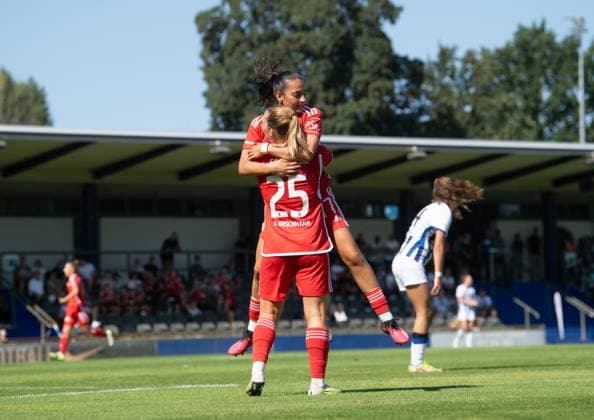 Fussball, Frauen, Saison 2023 2024, Regionalliga Nordost (1. Spieltag), Hertha BSC - 1. FC Union Berlin, v. l. Dina Orschmann (1. Frauen, 1. FC Union Berlin), Athanasia Moraitou (1. Frauen, 1. FC Union Berlin), Jubel nach Tor zum 1:2, 20.08. 2023, Copyright: xSebastianxRäppold MatthiasxKochx