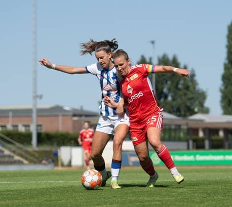 Fussball, Frauen, Saison 2023 2024, Regionalliga Nordost (1. Spieltag), Hertha BSC - 1. FC Union Berlin, v. l. Anouk Westphal (1. Frauen, Hertha BSC), Dina Orschmann (1. Frauen, 1. FC Union Berlin), 20.08. 2023, Copyright: xSebastianxRäppold MatthiasxKochx