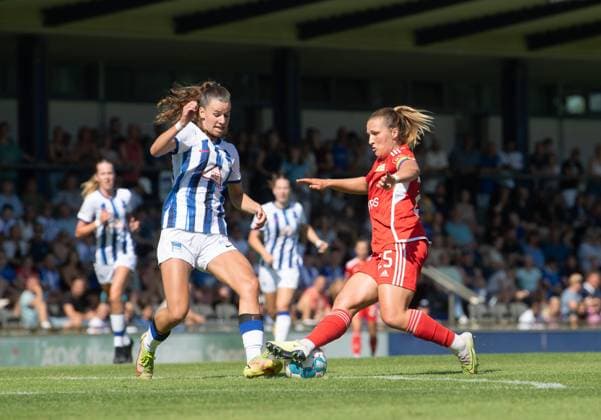 Fussball, Frauen, Saison 2023 2024, Regionalliga Nordost (1. Spieltag), Hertha BSC - 1. FC Union Berlin, v. l. Anouk Westphal (1. Frauen, Hertha BSC), Dina Orschmann (1. Frauen, 1. FC Union Berlin), 20.08. 2023, Copyright: xSebastianxRäppold MatthiasxKochx