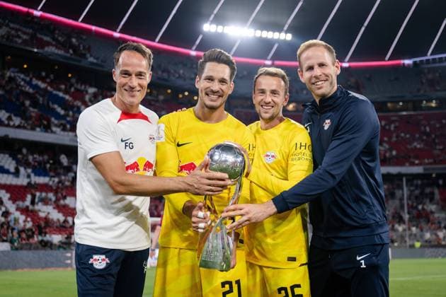 Leipzigs Torwarttrainer Frederik Goessling, Janis Blaswich, Leopold Zingerle und Peter Gulacsi posieren mit der Trophaee. Fussball DFL Supercup 2023: FC Bayern Muenchen - RB Leipzig. 12. August 2023: Muenchen, Allianz Arena. DFL Supercup: Bayern Muenchen - RB Leipzig *** Leipzig goalkeeper coach Frederik Goessling, Janis Blaswich, Leopold Zingerle and Peter Gulacsi pose with the trophy Football DFL Supercup 2023 FC Bayern Muenchen RB Leipzig 12 August 2023 Munich, Allianz Arena DFL Supercup Bayern Muenchen RB Leipzig