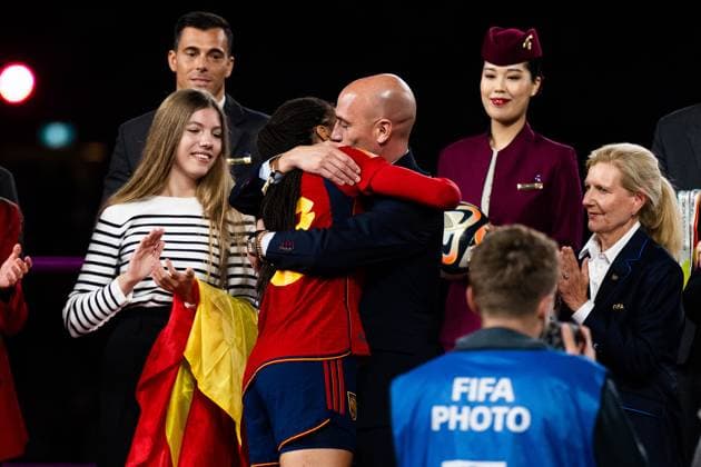 230820 Luis Rubiales, President of the Spanish Football Association, hugs Salma Paralluelo of Spain after she received the FIFA Best Young Player Award during the medal ceremony after the FIFA Women s World Cup final between Spain and England on August 20, 2023 in Sydney. Photo: Mathias Bergeld BILDBYRAN kod MB MB0706 fotboll football soccer fotball fotbolls-vm världsmästerskap vm fifa womens world cup final spanien england spain 32 dam bbeng fotball vm verdensmesterskap kvinner women Copyright: MATHIASxBERGELD BB230820MB230