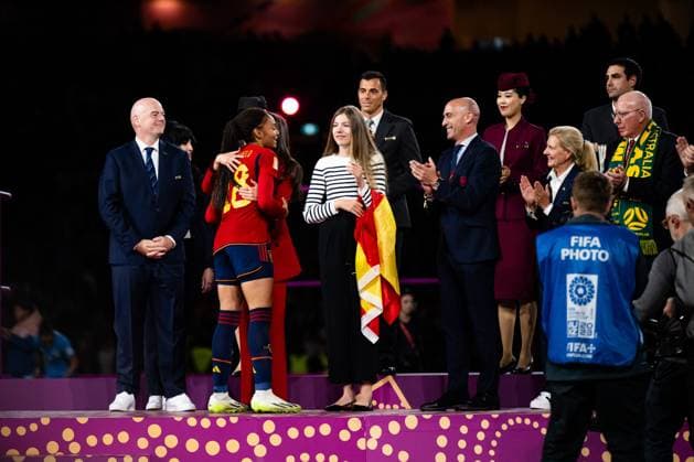 230820 Princess Sofia and Queen Letizia of Spain hand out the FIFA Best Young Players Award to Salma Paralluelo next to Luis Rubiales, President of the Spanish Football Association (far right) during the FIFA Women s World Cup final between Spain and England on August 20, 2023 in Sydney. Photo: Mathias Bergeld BILDBYRAN kod MB MB0706 fotboll football soccer fotball fotbolls-vm världsmästerskap vm fifa womens world cup final spanien england spain 32 dam bbeng fotball vm verdensmesterskap kvinner women Copyright: MATHIASxBERGELD BB230820MB231