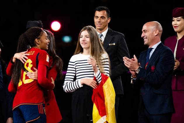 230820 Princess Sofia and Queen Letizia of Spain hand out the FIFA Best Young Players Award to Salma Paralluelo next to Luis Rubiales, President of the Spanish Football Association (far right) during the FIFA Women s World Cup final between Spain and England on August 20, 2023 in Sydney. Photo: Mathias Bergeld BILDBYRAN kod MB MB0706 fotboll football soccer fotball fotbolls-vm världsmästerskap vm fifa womens world cup final spanien england spain 32 dam bbeng fotball vm verdensmesterskap kvinner women Copyright: MATHIASxBERGELD BB230820MB232