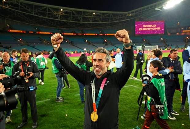 20.08.2023, Frauen Fussball WM 2023 in Australien, Finale in Sydney, Accor Stadium, Spanien - England, Siegerehrung für die Weltmeisterinnen von Spanien. Trainer Jorge Vilda (Spanien) jubelt mit der Medaille.