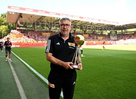 Fussball, Herren, Saison 2023 2024, 1. Bundesliga (1. Spieltag), 1. FC Union Berlin - 1. FSV Mainz 05, Ehrung von Urs Fischer (1. FC Union) als Trainer des Jahres, Fischer hatte sich bei der 64. vom Kicker organisierten und durchgeführten Wahl unter den Mitgliedern des Verbandes Deutscher Sportjournalisten (VDS) durchgesetzt, Trainer Urs Fischer (1. FC Union) mit Pokal, 20.08.2023, Copyright: xMatthiasxKochx