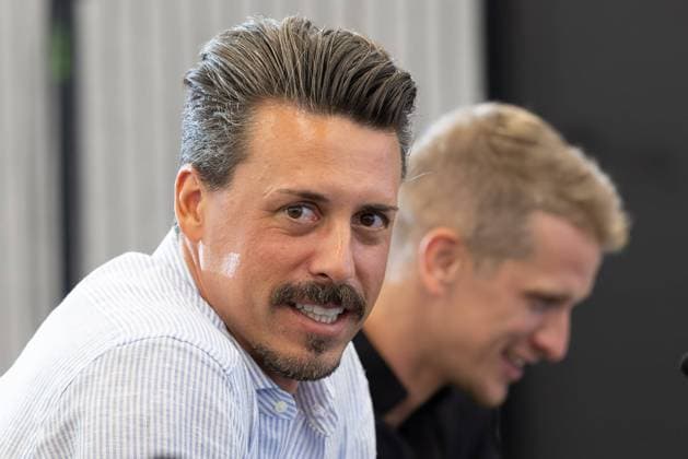DFB-Pressekonferenz Sandro Wagner ist ebenso Mitglied im neuen Kompetenzteam wie auch Lars Bender (Hintergrund). Pressekonferenz des DFB am 21. August 2023 in Frankfurt am Main., Frankfurt am Main Hessen Deutschland DFB-Campus