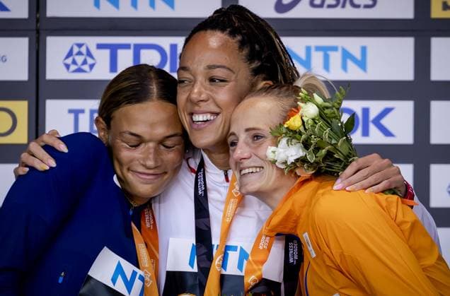 BUDAPEST - Anouk Vetter with her bronze medal during the heptathlon medal ceremony on the third day of the World Athletics Championships. In the middle the winner Katarina Johnson-Thompson and on the left the number two Anna Hall. ANP ROBIN VAN LONKHUIJSEN Day 3 - World Athletics Championships Budapest 2023 2023 xVIxANPxSportx xxANPxIVx 476027700 originalFilename: 476027700.jpg