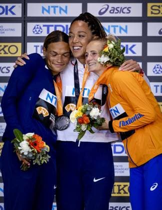 BUDAPEST - Anouk Vetter with her bronze medal during the heptathlon medal ceremony on the third day of the World Athletics Championships. In the middle the winner Katarina Johnson-Thompson and on the left the number two Anna Hall. ANP ROBIN VAN LONKHUIJSEN Day 3 - World Athletics Championships Budapest 2023 2023 xVIxANPxSportx xxANPxIVx 476027703 originalFilename: 476027703.jpg