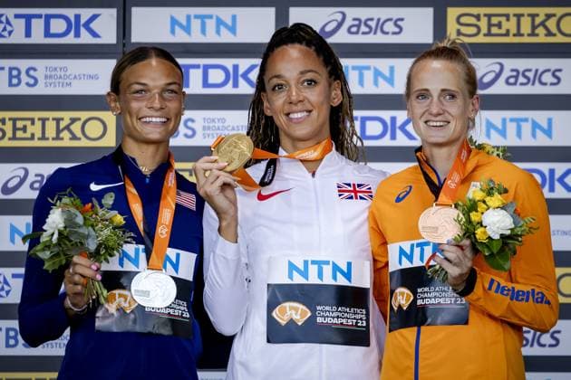 BUDAPEST - Anouk Vetter with her bronze medal during the heptathlon medal ceremony on the third day of the World Athletics Championships. In the middle the winner Katarina Johnson-Thompson and on the left the number two Anna Hall. ANP ROBIN VAN LONKHUIJSEN Day 3 - World Athletics Championships Budapest 2023 2023 xVIxANPxSportx xxANPxIVx 476027999 originalFilename: 476027999.jpg
