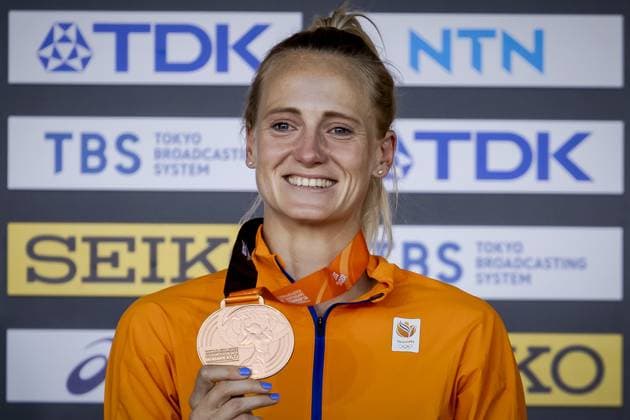 BUDAPEST - Anouk Vetter with her bronze medal during the heptathlon medal ceremony on the third day of the World Athletics Championships. ANP ROBIN VAN LONKHUIJSEN Day 3 - World Athletics Championships Budapest 2023 2023 xVIxANPxSportx xxANPxIVx 476028010 originalFilename: 476028010.jpg