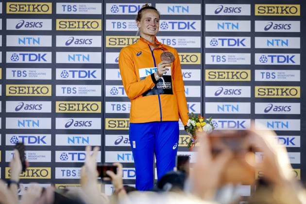 BUDAPEST - Anouk Vetter with her bronze medal during the heptathlon medal ceremony on the third day of the World Athletics Championships. ANP ROBIN VAN LONKHUIJSEN Day 3 - World Athletics Championships Budapest 2023 2023 xVIxANPxSportx xxANPxIVx 476028015 originalFilename: 476028015.jpg