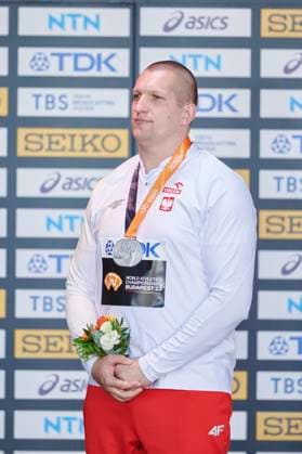 Leichtathletik, WM in Budapest, Siegerehrung Hammerwerfen Männer 21.08.2023 BUDAPESZT WEGRY, NATIONAL ATHLETICS CENTRE ,MISTRZOSTWA SWIATA W LEKKIE ATLETYCE BUDAPESZT 2023 ( WORLD ATHLETICS CHAMPIONSHIPS BUDAPEST2023) DEKORACJA MEDLAOWA RZUT MLOTEM NZ. WOJCIECH NOWICKI FOTO RADOSLAW JOZWIAK CYFRASPORT NEWSPIX.PL --- Newspix.pl  LSD_0123
