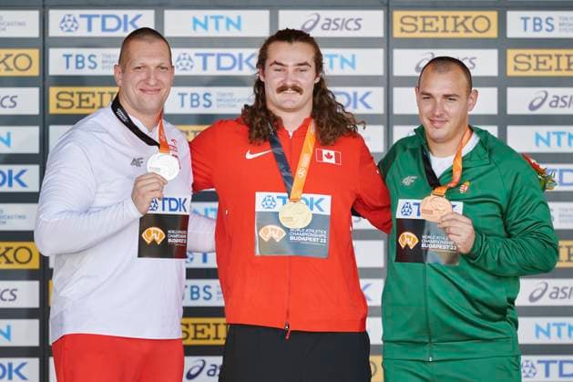 Leichtathletik, WM in Budapest, Siegerehrung Hammerwerfen Männer 21.08.2023 BUDAPESZT WEGRY, NATIONAL ATHLETICS CENTRE ,MISTRZOSTWA SWIATA W LEKKIE ATLETYCE BUDAPESZT 2023 ( WORLD ATHLETICS CHAMPIONSHIPS BUDAPEST2023) DEKORACJA MEDLAOWA RZUT MLOTEM NZ. WOJCIECH NOWICKI, ETHAN KATZBERG I BENCE HALASZ FOTO RADOSLAW JOZWIAK CYFRASPORT NEWSPIX.PL --- Newspix.pl  LSD_0273