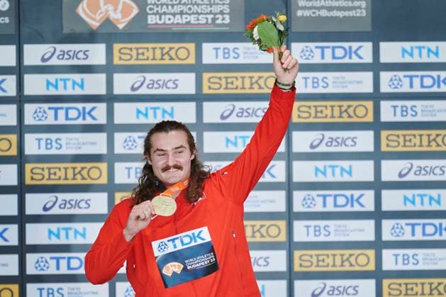 Leichtathletik, WM in Budapest, Siegerehrung Hammerwerfen Männer 21.08.2023 BUDAPESZT WEGRY, NATIONAL ATHLETICS CENTRE ,MISTRZOSTWA SWIATA W LEKKIE ATLETYCE BUDAPESZT 2023 ( WORLD ATHLETICS CHAMPIONSHIPS BUDAPEST2023) DEKORACJA MEDLAOWA RZUT MLOTEM NZ. ETHAN KATZBERG FOTO RADOSLAW JOZWIAK CYFRASPORT NEWSPIX.PL --- Newspix.pl  LSD_0389