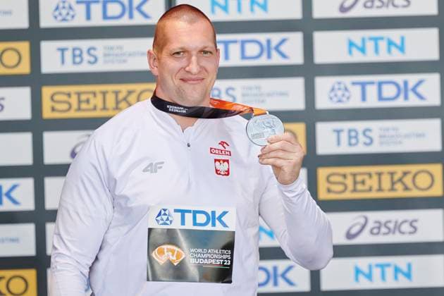 Leichtathletik, WM in Budapest, Siegerehrung Hammerwerfen Männer 21.08.2023 BUDAPESZT WEGRY, NATIONAL ATHLETICS CENTRE ,MISTRZOSTWA SWIATA W LEKKIE ATLETYCE BUDAPESZT 2023 ( WORLD ATHLETICS CHAMPIONSHIPS BUDAPEST2023) DEKORACJA MEDLAOWA RZUT MLOTEM NZ. WOJCIECH NOWICKI FOTO RADOSLAW JOZWIAK CYFRASPORT NEWSPIX.PL --- Newspix.pl  LSD_9960