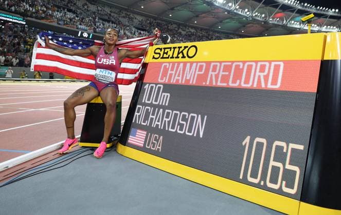 Sport Bilder des Tages (230822) -- BUDAPEST, Aug. 22, 2023 -- Sha Carri Richardson of the United States poses with the scoreboard after the Women s 100m Final of the World Athletics Championships Budapest 2023 in Budapest, Hungary, Aug. 21, 2023. ) (SP)HUNGARY-BUDAPEST-ATHLETICS-WORLD CHAMPIONSHIPS-DAY 3 LixMing 
