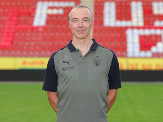 Teampraesentation FSV Zwickau Regionalliga Nordost FSV Zwickau, Regionalliga Nordost, Porträttermin 2023 2024, Zwickau 21.08.2023, GGZ Arena, Fußball , Im Bild: Mannschaftsarzt Dr. med. Uwe Flötgen Floetgen ,