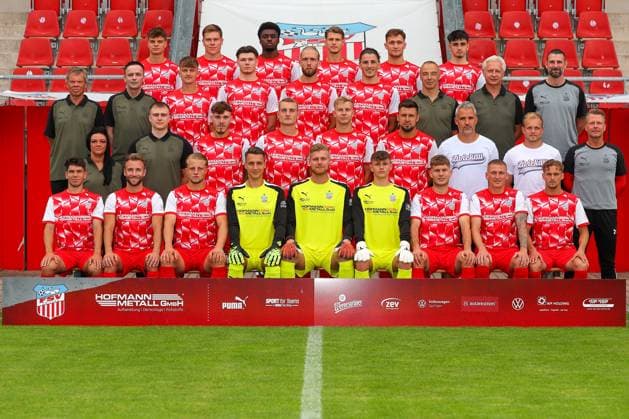 Teampraesentation FSV Zwickau Regionalliga Nordost FSV Zwickau, Regionalliga Nordost, Porträttermin 2023 2024, Mannschaftsfoto , Zwickau, 21.08.2023, GGZ Arena, Fussball , 4. Reihe von links: Philipp Heller, Kilian Senkbeil, Lloyd-Addo Kuffour, Rene Rüther Ruether, Lucas Will und Yannick Linnemann , 3. Reihe von links: Hygienebeauftragter Dr. med. Hans-Jürgen Lambrecht, Mannschaftsleiter Jens Schubert, Louis Schädel, Sonny Ziemer, Felix Schlüsselburg Schluesselburg, Veron Dobruna, Mannschaftsarzt Dr. med. Uwe Flötgen Floetgen, Mannschaftsarzt Dr. med. Bernhard Karich und Sportchef Robin Lenk , 2. Reihe von links: Physiotherapeutin Marie Koch, Physiotherapeut Benjamin Jade, Sandro Sengersdorf, Lucas Albert, Maximilian Somnitz, Davy Frick, Co-Trainer Daniel Rupf, Co TW-Trainer Tom Hornuff und Trainer Rico Schmitt , 1. Reihe von links: Yannic Voigt, Mike Könnecke Koennecke, Theo Gunnar Martens, Torhüter Lucas Hiemann, Torhüter Benjamin Leneis, Torhüter Leon Asseth, Jahn Herrmann, Marc-Philipp Zimmermann und Luis Klein ,