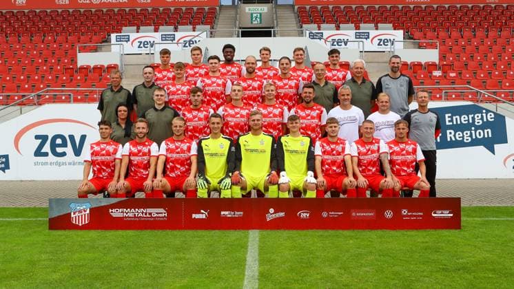 Teampraesentation FSV Zwickau Regionalliga Nordost FSV Zwickau, Regionalliga Nordost, Porträttermin 2023 2024, Mannschaftsfoto , Zwickau, 21.08.2023, GGZ Arena, Fussball , 4. Reihe von links: Philipp Heller, Kilian Senkbeil, Lloyd-Addo Kuffour, Rene Rüther Ruether, Lucas Will und Yannick Linnemann , 3. Reihe von links: Hygienebeauftragter Dr. med. Hans-Jürgen Lambrecht, Mannschaftsleiter Jens Schubert, Louis Schädel, Sonny Ziemer, Felix Schlüsselburg Schluesselburg, Veron Dobruna, Mannschaftsarzt Dr. med. Uwe Flötgen Floetgen, Mannschaftsarzt Dr. med. Bernhard Karich und Sportchef Robin Lenk , 2. Reihe von links: Physiotherapeutin Marie Koch, Physiotherapeut Benjamin Jade, Sandro Sengersdorf, Lucas Albert, Maximilian Somnitz, Davy Frick, Co-Trainer Daniel Rupf, Co TW-Trainer Tom Hornuff und Trainer Rico Schmitt , 1. Reihe von links: Yannic Voigt, Mike Könnecke Koennecke, Theo Gunnar Martens, Torhüter Lucas Hiemann, Torhüter Benjamin Leneis, Torhüter Leon Asseth, Jahn Herrmann, Marc-Philipp Zimmermann und Luis Klein ,
