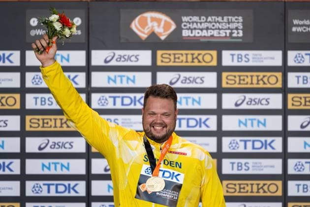 230822 Daniel Stahl of Sweden celebrates with his gold medal at the medal ceremony during day 4 of the 2023 World Athletics Championships on August 22, 2023 in Budapest. Photo: Joel Marklund BILDBYRAN kod JM JM0520 bbeng friidrott athletics friidrett 2023 world athletics championships world athletics championships budapest23 friidrotts-vm friidretts-vm vm jubel Copyright: JOELxMARKLUND BB230822JM001