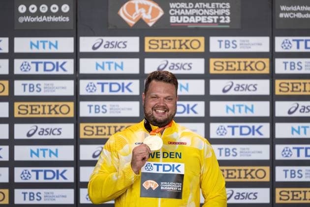 230822 Daniel Stahl of Sweden celebrates with his gold medal at the medal ceremony during day 4 of the 2023 World Athletics Championships on August 22, 2023 in Budapest. Photo: Joel Marklund BILDBYRAN kod JM JM0520 bbeng friidrott athletics friidrett 2023 world athletics championships world athletics championships budapest23 friidrotts-vm friidretts-vm vm jubel Copyright: JOELxMARKLUND BB230822JM002