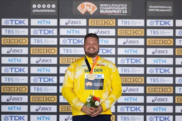 230822 Daniel Stahl of Sweden with his gold medal at the medal ceremony after men?s discus throw during day 4 of the 2023 World Athletics Championships on August 22, 2023 in Budapest. Photo: Joel Marklund BILDBYRAN kod JM JM0520 bbeng friidrott athletics friidrett 2023 world athletics championships world athletics championships budapest23 friidrotts-vm friidretts-vm vm Copyright: JOELxMARKLUND BB230822JM004