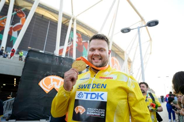 BUDAPEST 20230822 Daniel Stahl far sin guldmedalj fran finalen i diskus under friidrotts-VM i Budapest. BUDAPEST UNGERN FRIIDROTT x10070x Copyright: xJessicaxGow TTx FRIIDROTTS-VM 2023