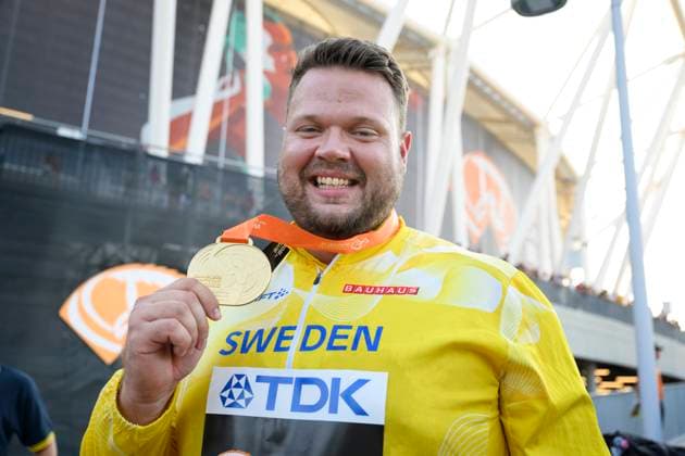 BUDAPEST 20230822 Daniel Stahl far sin guldmedalj fran finalen i diskus under friidrotts-VM i Budapest. BUDAPEST UNGERN FRIIDROTT x10070x Copyright: xJessicaxGow TTx FRIIDROTTS-VM 2023