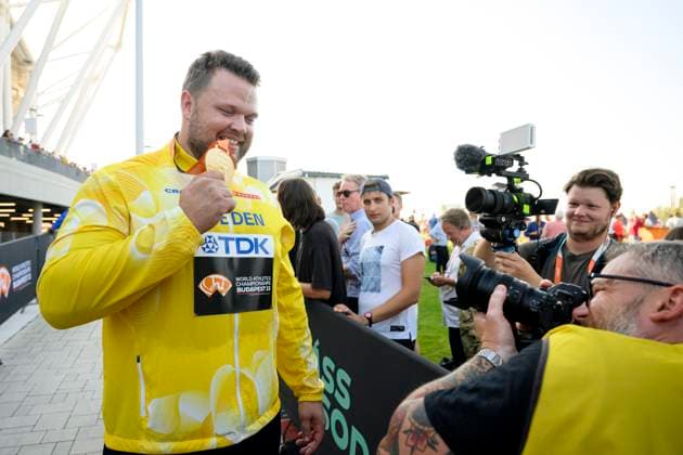 BUDAPEST 20230822 Daniel Stahl far sin guldmedalj fran finalen i diskus under friidrotts-VM i Budapest. BUDAPEST UNGERN FRIIDROTT x10070x Copyright: xJessicaxGow TTx FRIIDROTTS-VM 2023