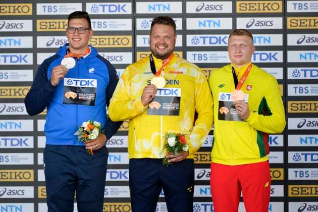 BUDAPEST 20230822 Daniel Stahl far sin guldmedalj fran finalen i diskus under friidrotts-VM i Budapest. BUDAPEST UNGERN FRIIDROTT x10070x Copyright: xJessicaxGow TTx FRIIDROTTS-VM 2023