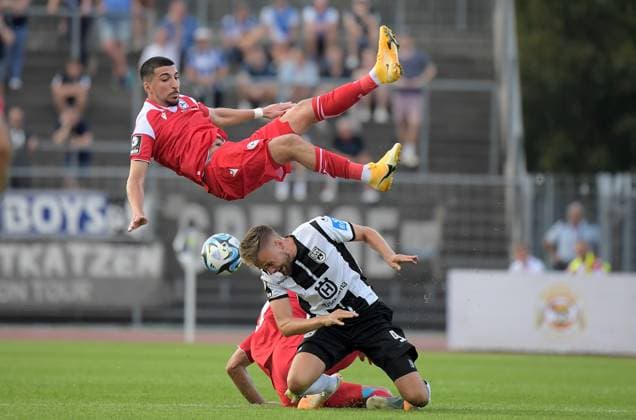 Bilder des Jahres 2023, Sport 08 August Sport Themen der Woche KW34 Sport Bilder des Tages 22.08.2023, xemx, Fussball 3.Liga, SSV Ulm 1846 - Arminia Bielefeld emspor, v.l. Nassim Boujellab (Arminia Bielefeld), Lucas Roeser (SSV Ulm 1846) Zweikampf, Aktion, action, battle for the ball (DFL DFB REGULATIONS PROHIBIT ANY USE OF PHOTOGRAPHS as IMAGE SEQUENCES and or QUASI-VIDEO) Ulm *** 22 08 2023, xemx, football 3 league, SSV Ulm 1846 Arminia Bielefeld emspor, v l Nassim Boujellab Arminia Bielefeld , Lucas Roeser SSV Ulm 1846 Zweikampf, action, battle for the ball DFL DFB REGULATIONS PROHIBIT ANY USE OF PHOTOGRAPHS as IMAGE SEQUENCES and or QUASI VIDEO Ulm