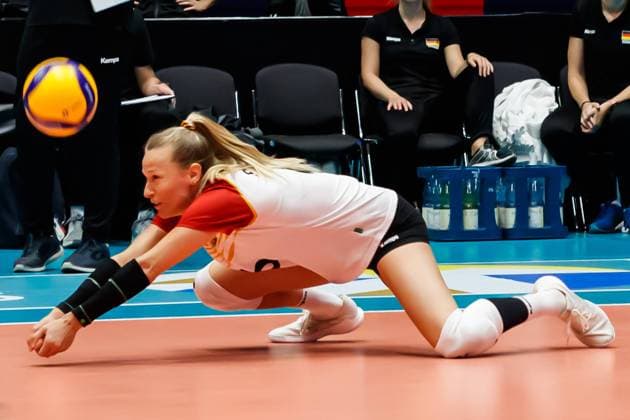 Deutschland (GER) - Tschechien (CZE), Antonia Stautz (GER, 6) bei der Ballannahme, 8 22 2023, Duesseldorf (Deutschland), Volleyball, CEV EuroVolley 2023 Women