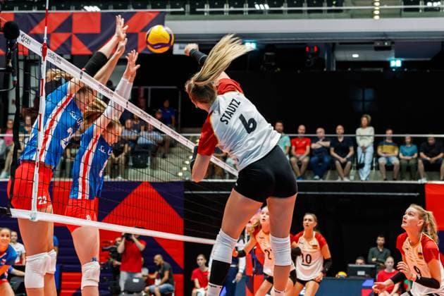 Deutschland (GER) - Tschechien (CZE), Antonia Stautz (GER, 6) beim Angriff gegen den Block von Gabriela Orvosova (CZE, 22) und Ela Koulisiani (CZE, 8), 8 22 2023, Duesseldorf (Deutschland), Volleyball, CEV EuroVolley 2023 Women