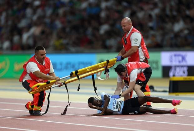 Sport Themen der Woche KW34 Sport Bilder des Tages (230823) -- BUDAPEST, Aug. 23, 2023 -- Bayapo Ndori (2nd L) of Botswana is helped by medical staff after getting injured during the men s 400m semifinal of the World Athletics Championships Budapest 2023 in Budapest, Hungary, Aug. 22, 2023. ) (SP)HUNGARY-BUDAPEST-ATHLETICS-WORLD CHAMPIONSHIPS-DAY 4 LixMing 