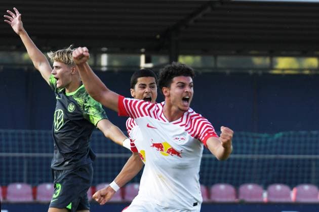 Fußball A-Junioren-Bundesliga Nord Nordost, Saison 2023 2024, 3. Spieltag, RasenBallsport Leipzig U19 vs. VfL Wolfsburg U19 (23.08.2023) Tor für RB Leipzig U19 beim Spiel RBL U19 gegen Wolfsburg U19 (23.08.2023). Aris Bayindir (Zentrales Mittelfeld RB Leipzig U19, Rueckennummer 17) (re.) trifft zum 1:0 und jubelt. Christian Oestergaard (Innenverteidiger (li.) porotestiert gegen das Tor. Leipzig Sachsen Deutschland RB-Trainingszentrum am Cottaweg, Rasenplatz 1