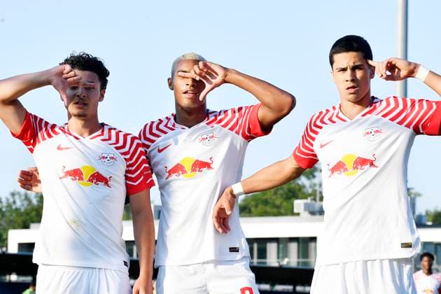 Fußball A-Junioren-Bundesliga Nord Nordost, Saison 2023 2024, 3. Spieltag, RasenBallsport Leipzig U19 vs. VfL Wolfsburg U19 (23.08.2023) Tor für RB Leipzig U19 beim Spiel RBL U19 gegen Wolfsburg U19 (23.08.2023). Aris Bayindir (Zentrales Mittelfeld RB Leipzig U19, Rueckennummer 17) (li.) trifft zum 1:0 und jubelt mit Yannick Eduardo (Mittelstuermer RB Leipzig U19, Rueckennummer 9) (Mitte) und Jakob Sachse (Mittelstuermer RB Leipzig U19, Rueckennummer 16) (re.). Leipzig Sachsen Deutschland RB-Trainingszentrum am Cottaweg, Rasenplatz 1