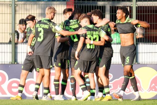 Fußball A-Junioren-Bundesliga Nord Nordost, Saison 2023 2024, 3. Spieltag, RasenBallsport Leipzig U19 vs. VfL Wolfsburg U19 (23.08.2023) Tor für VfL Wolfsburg U19 beim Spiel RBL U19 gegen Wolfsburg U19 (23.08.2023). Jonathan Akaegbobi (Mittelstuermer Wolfsburg U19, Rueckennummer 24) (Mitte verdeckt) trifft zum 1:1 und jubelt mit Tamkollegen, darunter Christian Oestergaard (Innenverteidiger, Jesse Costa (Zentrales Mittelfeld Wolfsburg U19, Rueckennummer 8), Kevin Lebersorger (Rechter Verteidiger Wolfsburg U19, Rueckennummer 27), David Odogu (Innenverteidiger Wolfsburg U19, Rueckennummer 5) (v.l.n.r.). Leipzig Sachsen Deutschland RB-Trainingszentrum am Cottaweg, Rasenplatz 1