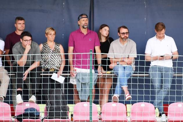 Fußball A-Junioren-Bundesliga Nord Nordost, Saison 2023 2024, 3. Spieltag, RasenBallsport Leipzig U19 vs. VfL Wolfsburg U19 (23.08.2023) Marco Rose (Trainer RB Leipzig) (Mitte), Marco Kurth (Co-Trainer RB Leipzig) (2.v.r.) und Robert Klauß (li.) (Ex-Trainer 1. FC Nürnberg und RBL U19) beobachten das Spiel RBL U19 gegen Wolfsburg U19 (23.08.2023) Leipzig Sachsen Deutschland RB-Trainingszentrum am Cottaweg, Rasenplatz 1