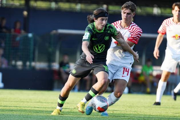 Fußball A-Junioren-Bundesliga Nord Nordost, Saison 2023 2024, 3. Spieltag, RasenBallsport Leipzig U19 vs. VfL Wolfsburg U19 (23.08.2023) Zweikampf um den Ball zwischen Bennit Broeger (Offensives Mittelfeld Wolfsburg U19, Rueckennummer 10) (li.) und Anton Bulland (Linkes Mittelfeld RB Leipzig U19, Rueckennummer 14) (re.) beim Spiel RBL U19 gegen Wolfsburg U19 (23.08.2023) Leipzig Sachsen Deutschland RB-Trainingszentrum am Cottaweg, Rasenplatz 1