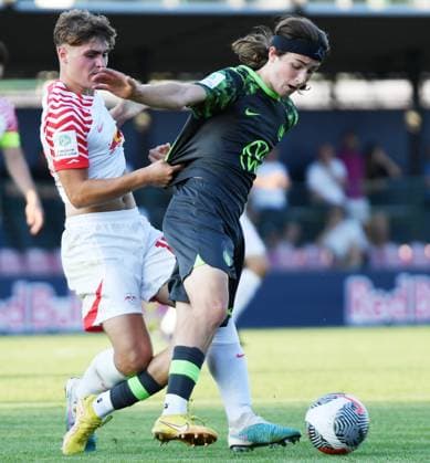 Fußball A-Junioren-Bundesliga Nord Nordost, Saison 2023 2024, 3. Spieltag, RasenBallsport Leipzig U19 vs. VfL Wolfsburg U19 (23.08.2023) Zweikampf um den Ball zwischen Bennit Broeger Bröger (Offensives Mittelfeld Wolfsburg U19, Rueckennummer 10) (li.) und Anton Bulland (Linkes Mittelfeld RB Leipzig U19, Rueckennummer 14) (re.) beim Spiel RBL U19 gegen Wolfsburg U19 (23.08.2023) Leipzig Sachsen Deutschland RB-Trainingszentrum am Cottaweg, Rasenplatz 1