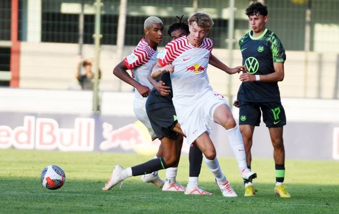 Fußball A-Junioren-Bundesliga Nord Nordost, Saison 2023 2024, 3. Spieltag, RasenBallsport Leipzig U19 vs. VfL Wolfsburg U19 (23.08.2023) Zweikampf um den Ball zwischen Jonathan Vonheim Norbye (Innenverteidiger RB Leipzig U19, Rueckennummer 4) (Mitte) und Elijas Aslanidis (Offensives Mittelfeld Wolfsburg U19, Rueckennummer 17) (re.) beim Spiel RBL U19 gegen Wolfsburg U19 (23.08.2023) Leipzig Sachsen Deutschland RB-Trainingszentrum am Cottaweg, Rasenplatz 1