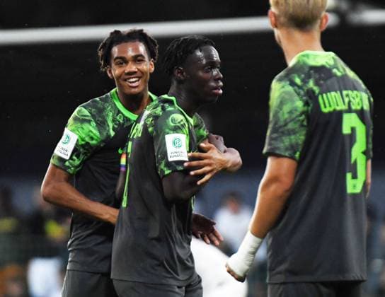 Fußball A-Junioren-Bundesliga Nord Nordost, Saison 2023 2024, 3. Spieltag, RasenBallsport Leipzig U19 vs. VfL Wolfsburg U19 (23.08.2023) Jubel nach Abpfiff über den 2:1-Auswärtssieg bei David Odogu (Innenverteidiger Wolfsburg U19, Rueckennummer 5), Kofi Jeremy Amoako (Defensives Mittelfeld Wolfsburg U19, Rueckennummer 6), Christian Oestergaard (Innenverteidiger Wolfsburg, Rueckennummer 3) (v.l.n.r) im Spiel RBL U19 gegen Wolfsburg U19 (23.08.2023). Leipzig Sachsen Deutschland RB-Trainingszentrum am Cottaweg, Rasenplatz 1