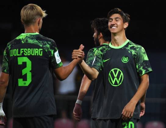 Fußball A-Junioren-Bundesliga Nord Nordost, Saison 2023 2024, 3. Spieltag, RasenBallsport Leipzig U19 vs. VfL Wolfsburg U19 (23.08.2023) 1:2 (1:1). Jubel nach Abpfiff über den 2:1-Auswärtssieg bei Eryk Grzywacz (Defensives Mittelfeld Wolfsburg U19, Rueckennummer 20) (re.) und Christian Oestergaard (Innenverteidiger Wolfsburg, Rueckennummer 3) (li.) im Spiel RBL U19 gegen Wolfsburg U19 (23.08.2023). Leipzig Sachsen Deutschland RB-Trainingszentrum am Cottaweg, Rasenplatz 1